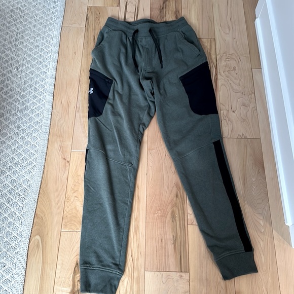 Under Armour Men’s size S loose fit joggers. Khaki w/Blk pockets. Cuff bottom. - Picture 1 of 4